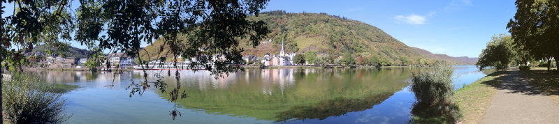 Blick von Bullay über die Mosel nach Alf