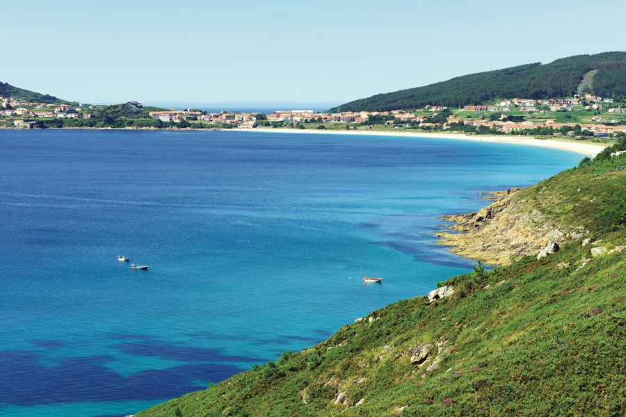 Blick auf Fisterra und Playa Langoisteira