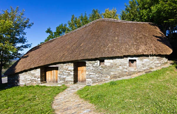 Camino Francés - Palloza - Galizische Rundhütte bei Cebreiro