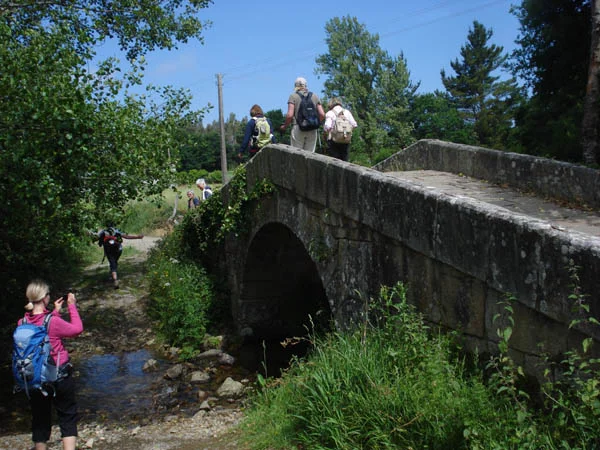 Fotoshooting auf romanischer Brücke