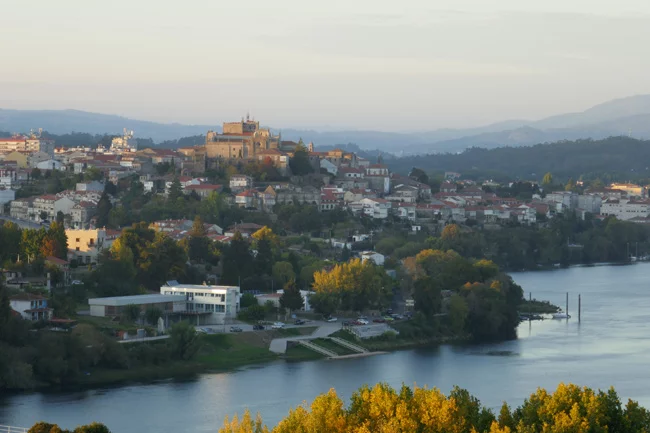 Grenzstadt Tui am Rio Mino