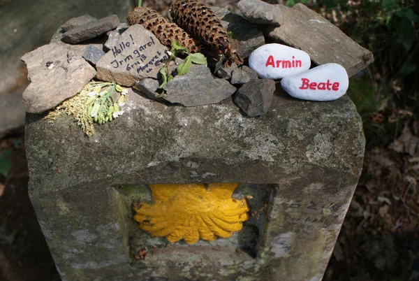 Jakobsweg-Wegweiser vor Santiago