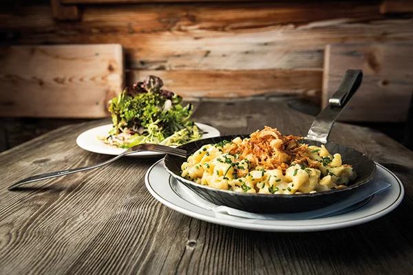 Kasnocken mit grünen Salat