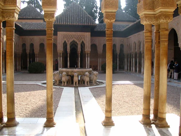 Löwenhof in der Alhambra in Granada