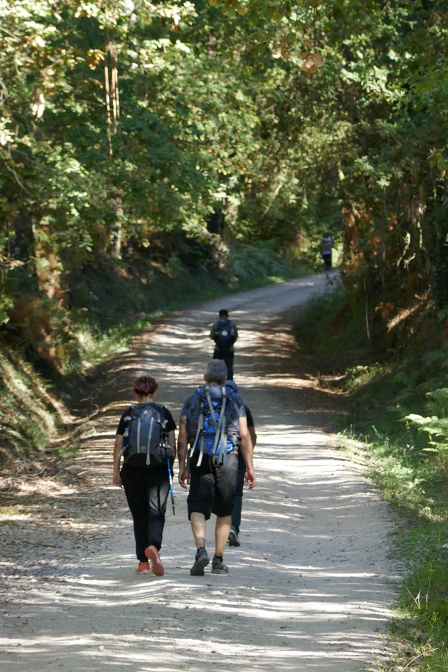 Pilger auf schattigem Weg