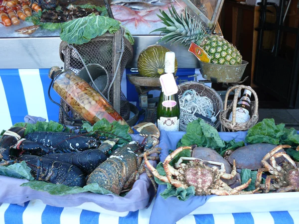 Restaurants locken mit ausgestellten Meeresfrüchten