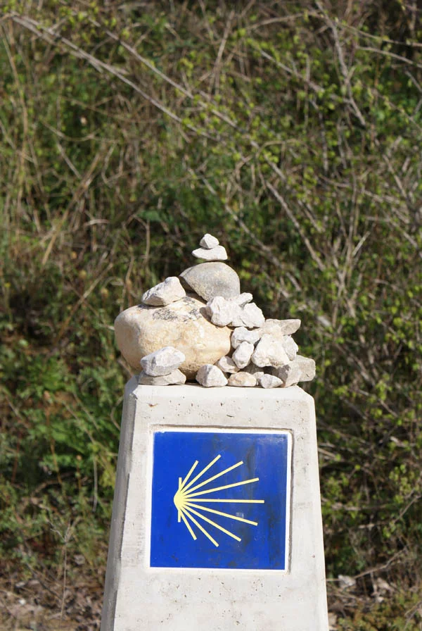 Wegweiser in allen Formen und Farben säumen den Weg